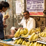 Vendiendo plátanos en Varanasi