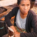 Vendedora de 'White Coffee' en el mercado semanal de Rantepao
